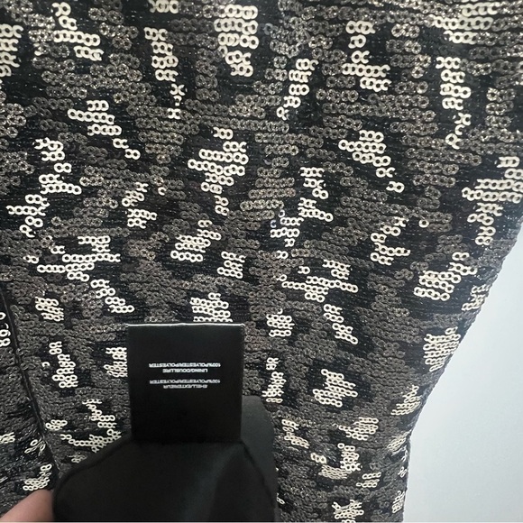 Belle Badgley Mischka Silver Gray
Sequin Leopard Cocktail V-Neck
Party D… - Picture 5 of 7